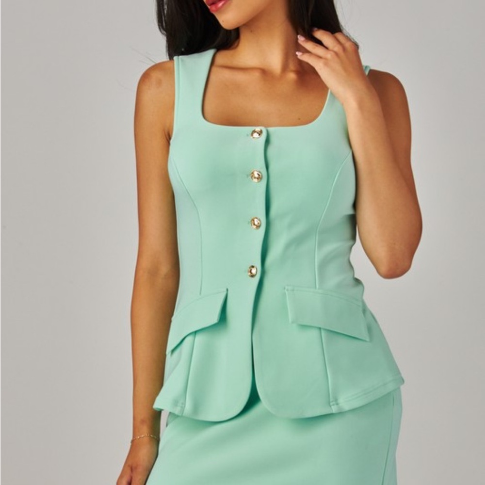Chic Mint Sleeveless Blouse with Gold Buttons
